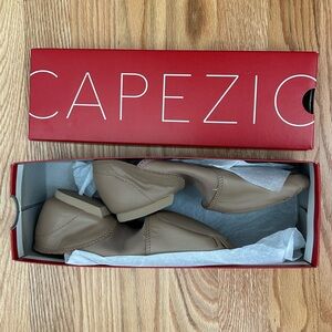 CAPEZIO NIB Girls Beige Jazz Dance Stretch Slip on Shoes Size 9M